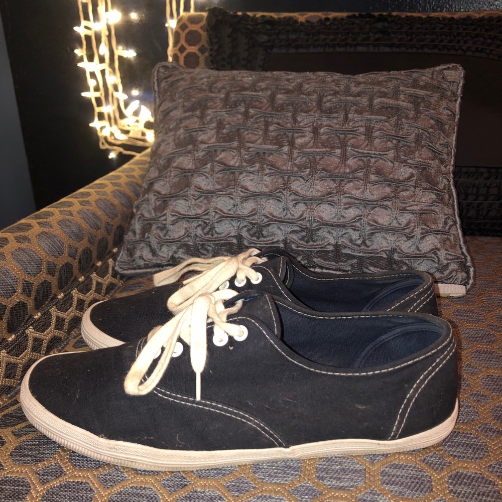 Sneakers - Picture 2 of 6
